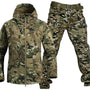 Jas met capuchon en cargobroek met riem in lichtere camouflageprint van groen, bruin, beige en zwart. 6
