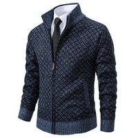 Donkerblauw vest met ruitpatroon en lichtblauwe geribbelde boorden, gedragen over wit overhemd met stropdas 3