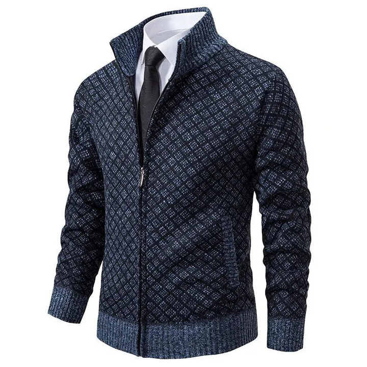 Donkerblauw vest met ruitpatroon en lichtblauwe geribbelde boorden, gedragen over wit overhemd met stropdas 3