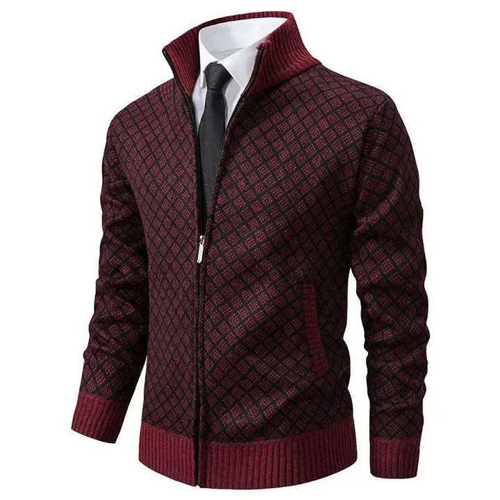 Bordeauxrood vest met zwart ruitpatroon en rode geribbelde boorden, gedragen over wit overhemd met stropdas 4