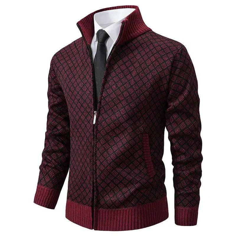 Bordeauxrood vest met zwart ruitpatroon en rode geribbelde boorden, gedragen over wit overhemd met stropdas 4
