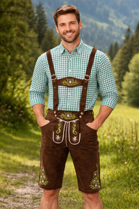 Dezelfde man in bruine lederhose met geborduurde edelweiss-motieven en groen geruit overhemd, buiten op een bergweide met bomen op de achtergrond. 2