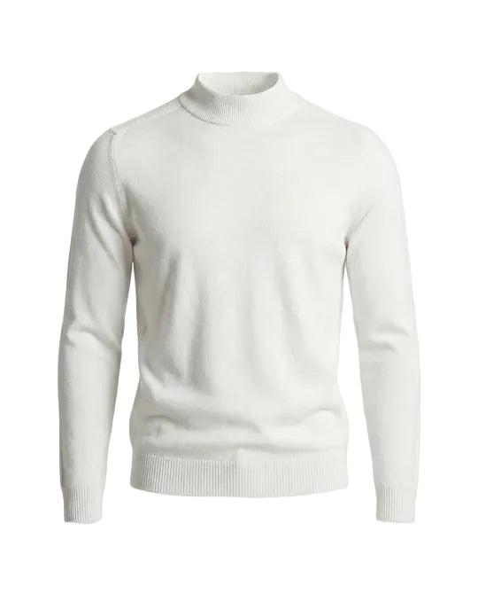 Gebroken witte trui met opstaande kraag, van voren gefotografeerd op een witte achtergrond 2