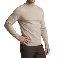 Model draagt de beige trui met opstaande kraag, een hand op de heup, schuin van voren 1