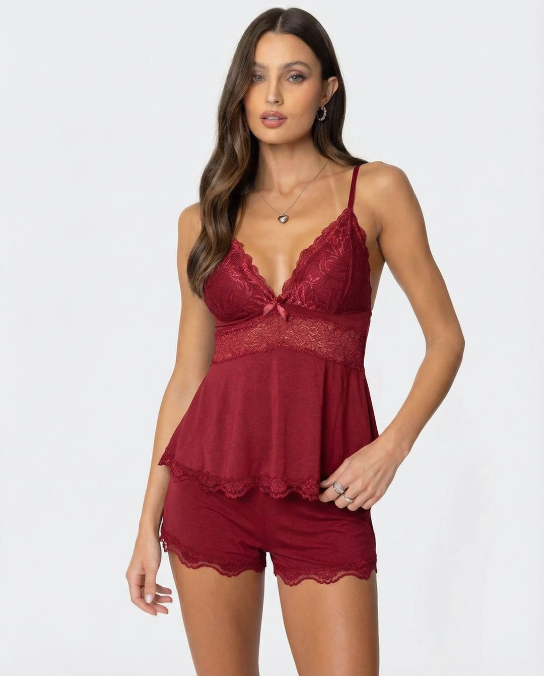 Rode set van kanten cami en shorts, model van voren met hand langs het lichaam 5