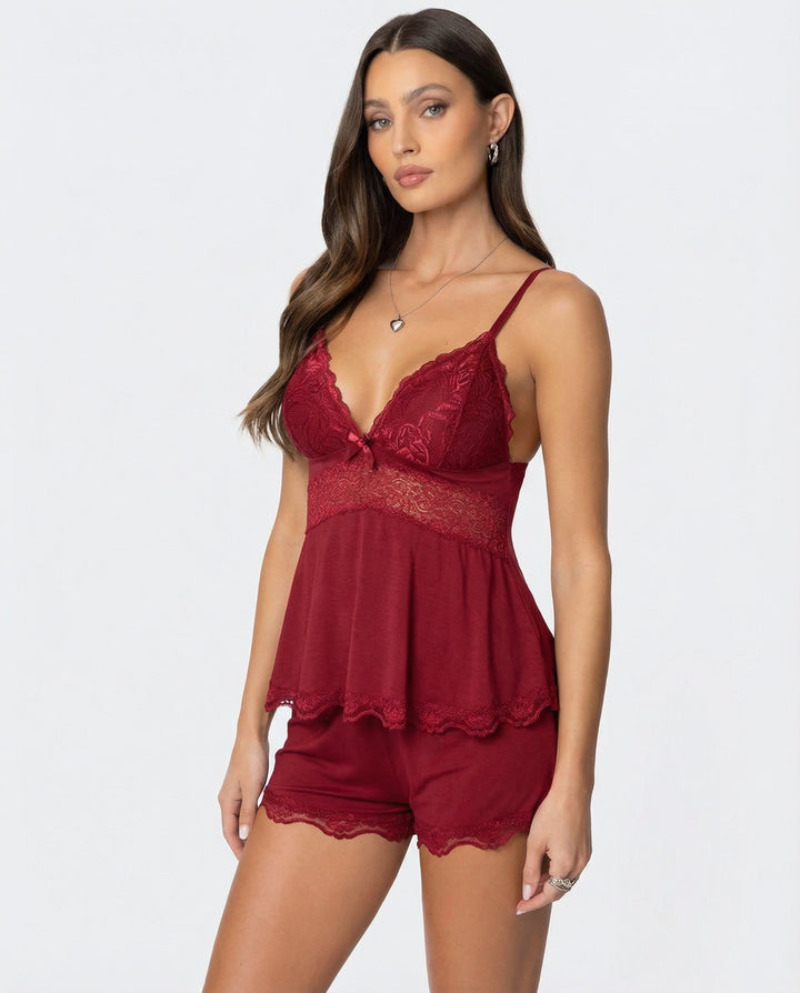 Rode kanten cami met shorts, schuin van voren, met strikje en kanten taille 6