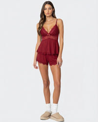 Rode cami en shorts, volledige look met witte sokken en beige pantoffels 8