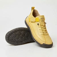 Gele sneaker met geel elastisch bandje en donkere zool, naast een schoen waarvan de noppenzool zichtbaar is. 13