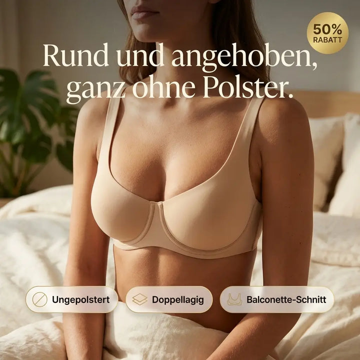 Vrouw in beige balconette-bh zittend op een bed in een zachte slaapkamersfeer, met kenmerken van de bh als tekst over de foto. 1