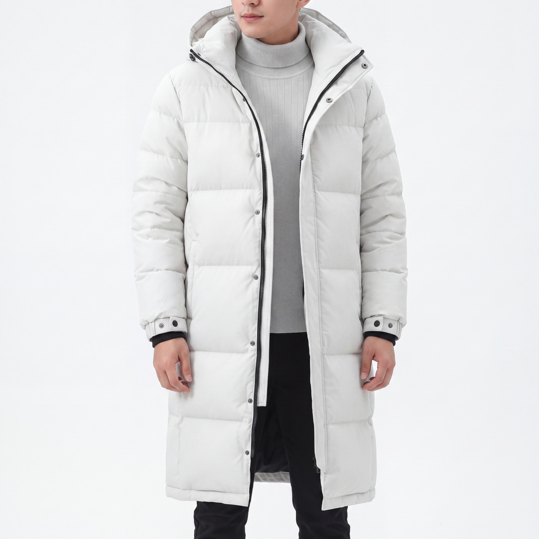 Model draagt de witte lange jas open over een lichtgrijze coltrui, voorkant 6