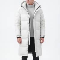 Model draagt de witte lange jas open over een lichtgrijze coltrui, voorkant 6