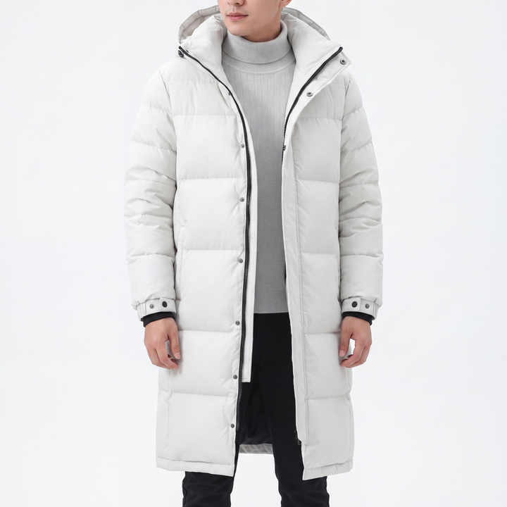 Model draagt de witte lange jas open over een lichtgrijze coltrui, voorkant 6
