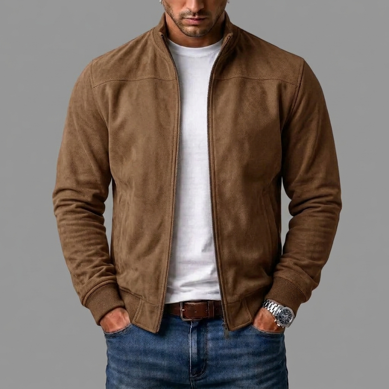 Model draagt de bruine jack open over een wit T-shirt en spijkerbroek, met horloge om de pols. 4