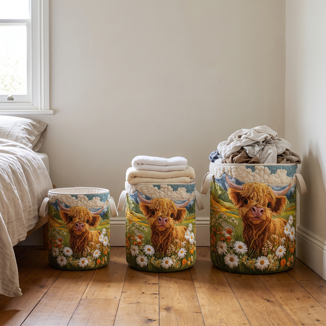 Drie manden met hooglanderprint in drie groottes op een houten vloer naast een bed, gevuld met handdoeken en kleding. 3
