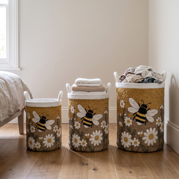 Drie manden in verschillende maten naast elkaar in een slaapkamer, gevuld met handdoeken en kleding. 4