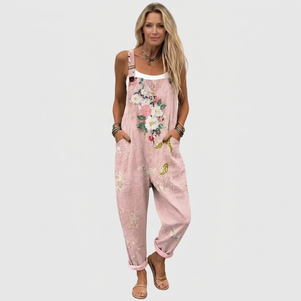 Voorkant op ware grootte: model met lang blond haar draagt de roze tuinbroek met omgeslagen pijpen en sandalen. 2