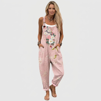 Voorkant op ware grootte: model met lang blond haar draagt de roze tuinbroek met omgeslagen pijpen en sandalen. 2
