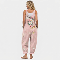 Achterkant: model gezien van achteren in de roze tuinbroek, met bloemenprint op de rug en brede schouderbanden. 4