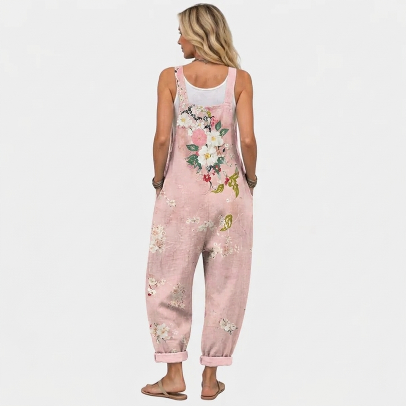 Achterkant: model gezien van achteren in de roze tuinbroek, met bloemenprint op de rug en brede schouderbanden. 4