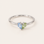 Zilverkleurige ring van voren gezien met een blauwe en een lichtgroene druppelvormige steen die samen een hartje vormen. 5