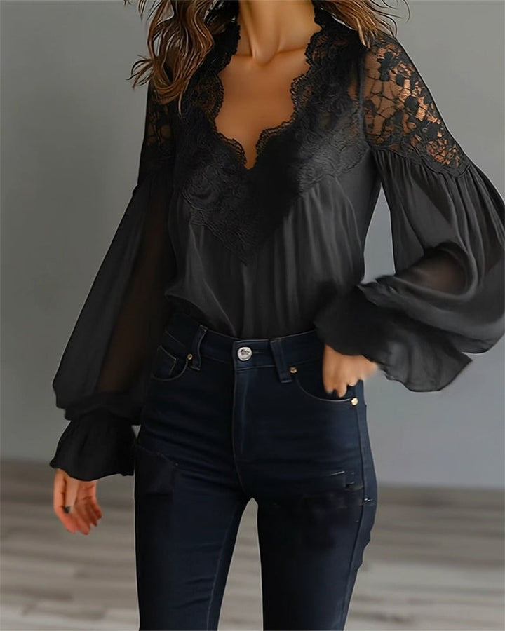 Zwarte kanten blouse met V-hals en wijde mouwen, gedragen met een hoge zwarte jeans 8