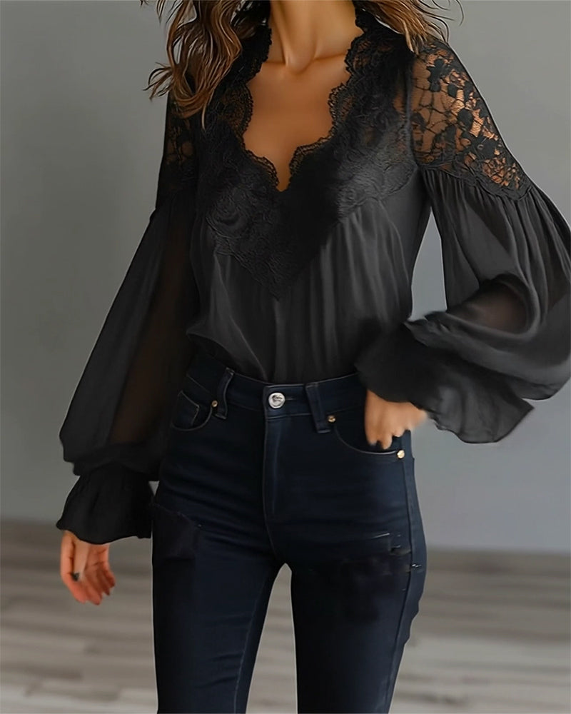 Zwarte kanten blouse met V-hals en wijde mouwen, gedragen met een hoge zwarte jeans 8