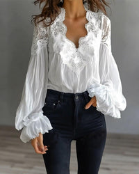 Model in witte kanten blouse met ruche manchetten, gecombineerd met een zwarte jeans, ruimere bovenbeenshot 3