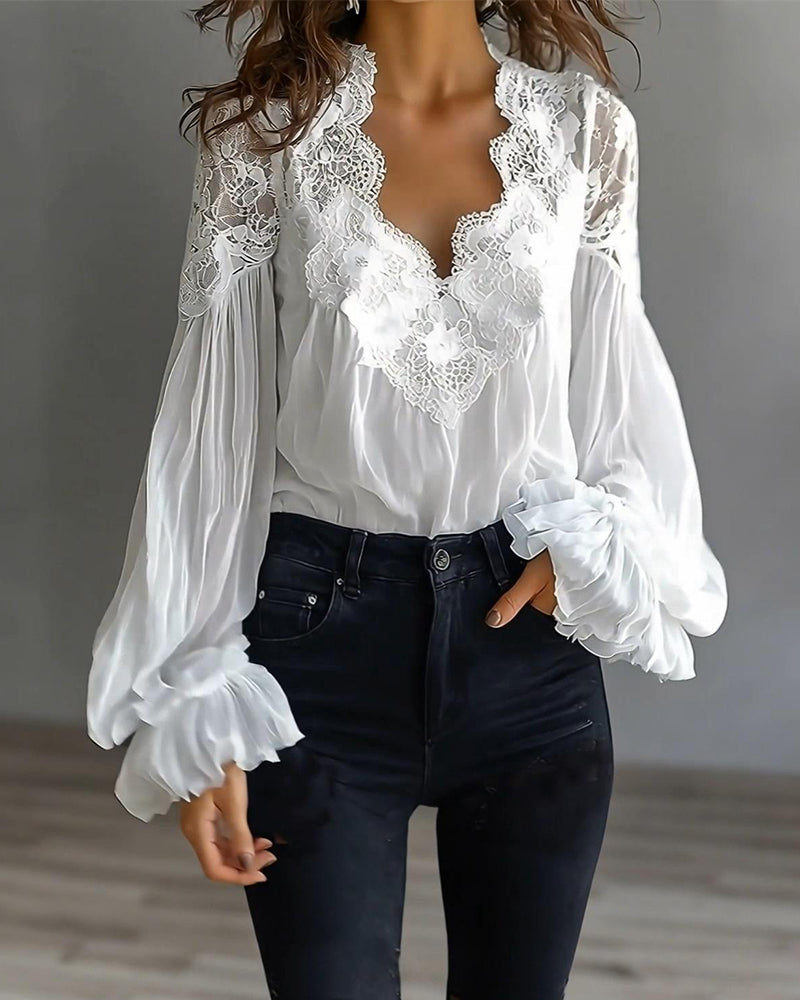 Model in witte kanten blouse met ruche manchetten, gecombineerd met een zwarte jeans, ruimere bovenbeenshot 3