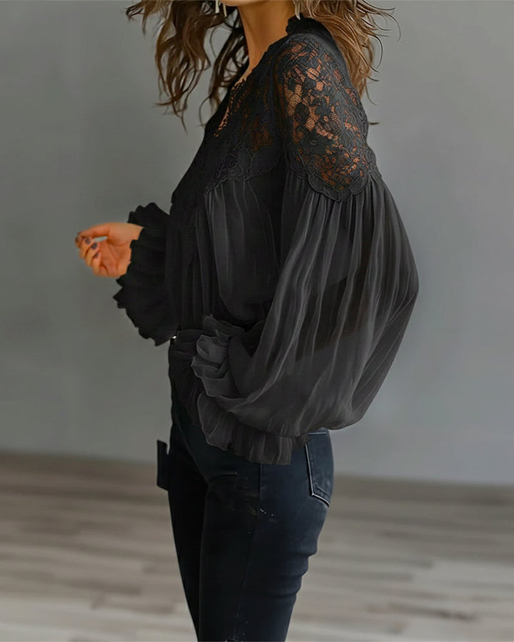 Zwarte blouse van opzij gezien, met kant op de schouder en doorschijnende ballonmouwen 7
