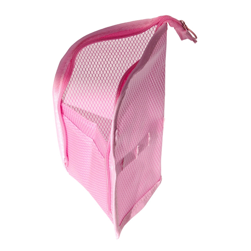 Roze mesh toilettas staat open en leeg, met vakken en lusjes aan de binnenkant, tegen een witte achtergrond. 9