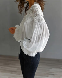 Witte blouse van opzij gezien, met kant op de schouder en wijde ballonmouwen met ruches 2