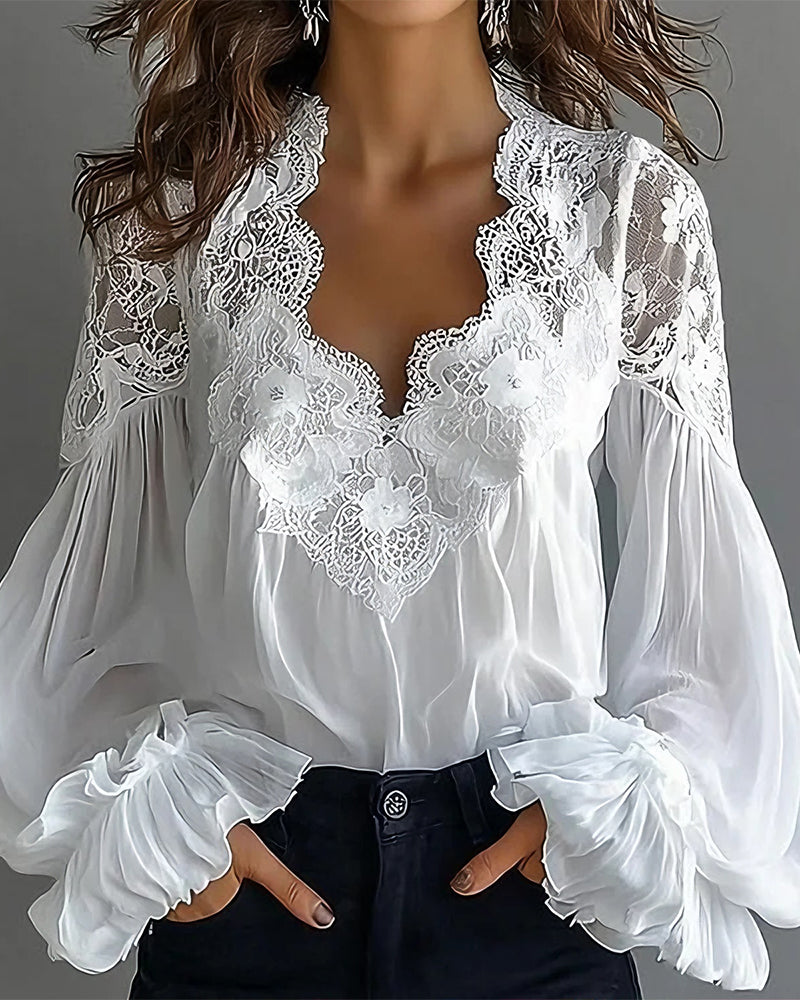 Close-up van de witte kanten V-hals en de ruche manchetten van de blouse 5
