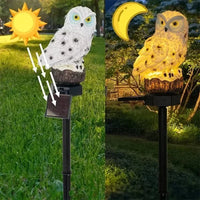 Links zonnestralen die het zonnepaneel van de witte uil raken, rechts dezelfde uil 's nachts warm verlicht. 6