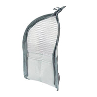 Lege grijze toilettas met witte gaasbekleding, open geritst en rechtopstaand, met een vak onderin en een ringetje aan de rits. 10
