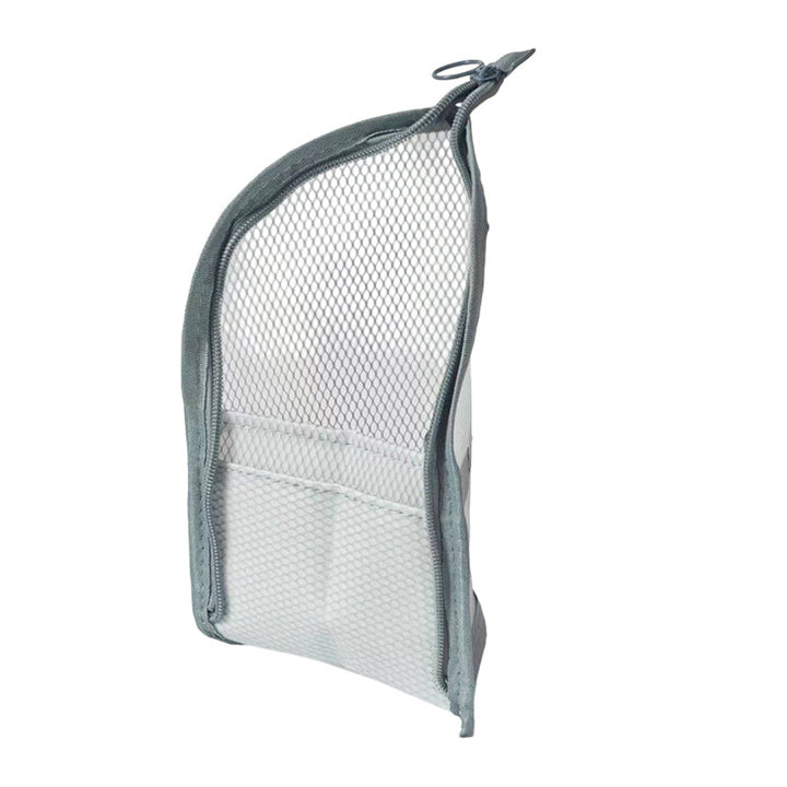 Lege grijze toilettas met witte gaasbekleding, open geritst en rechtopstaand, met een vak onderin en een ringetje aan de rits. 10