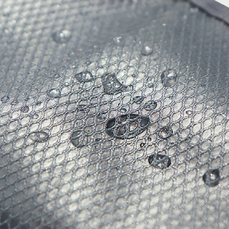 Close-up van het grijze gaasmateriaal met waterdruppels erop, die laten zien hoe het water afstoot. 5