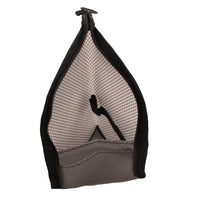 Open zwarte toilettas met lichtgrijze gaasbinnenkant, een elastische lus voor een tandenborstel en een opbergvak onderin. 11