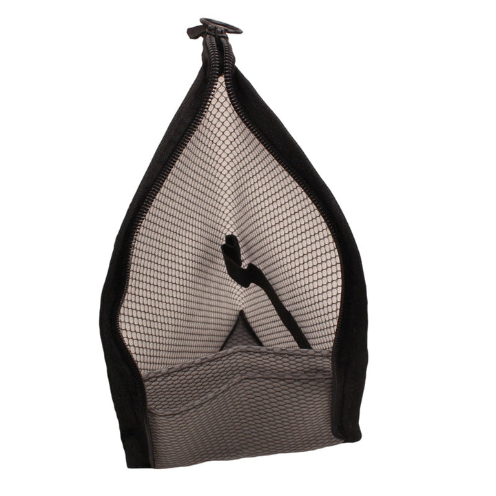 Open zwarte toilettas met lichtgrijze gaasbinnenkant, een elastische lus voor een tandenborstel en een opbergvak onderin. 11