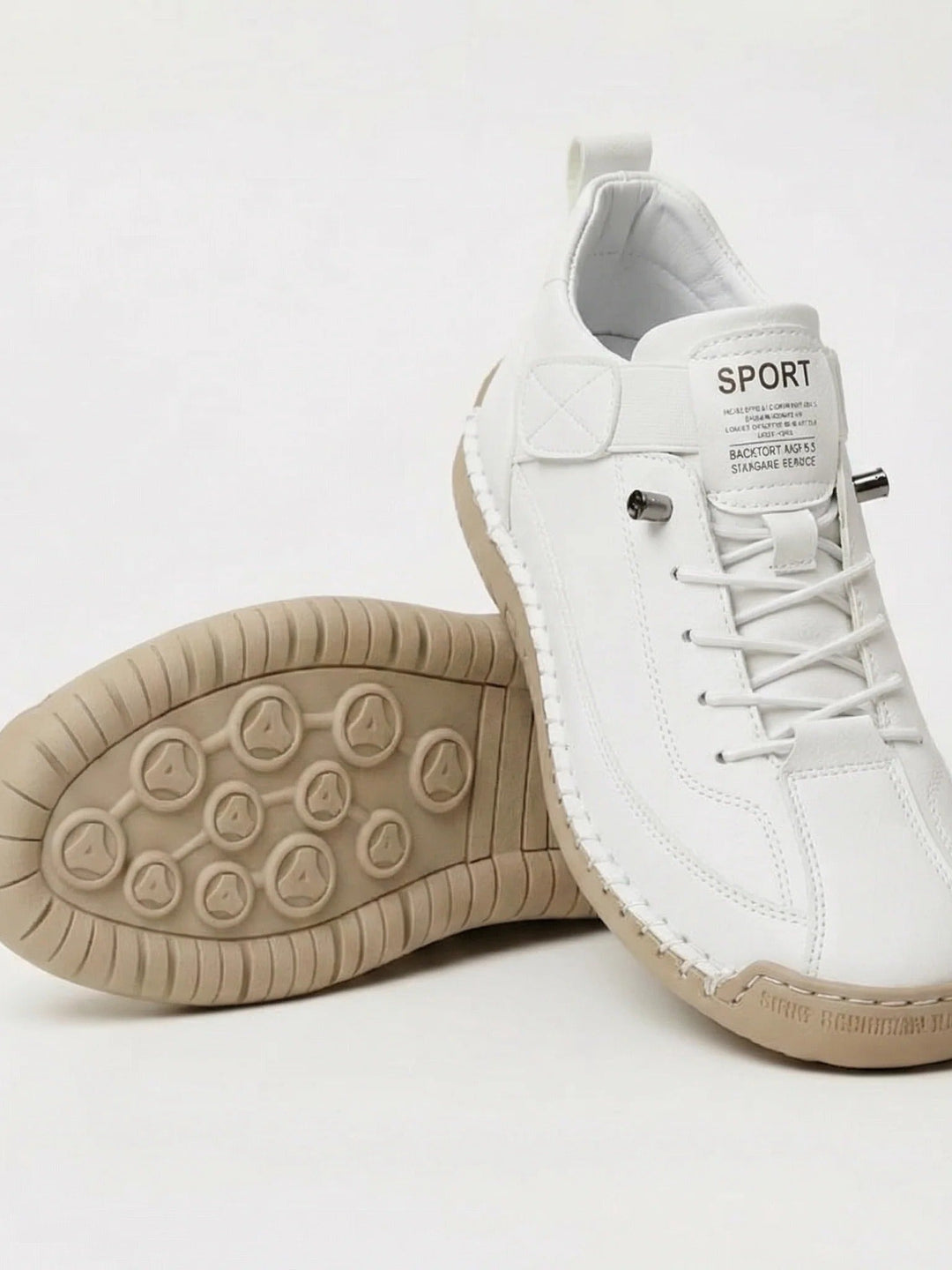 Witte instapper met elastische veters, naast een schoen met beige zool met noppenprofiel 4