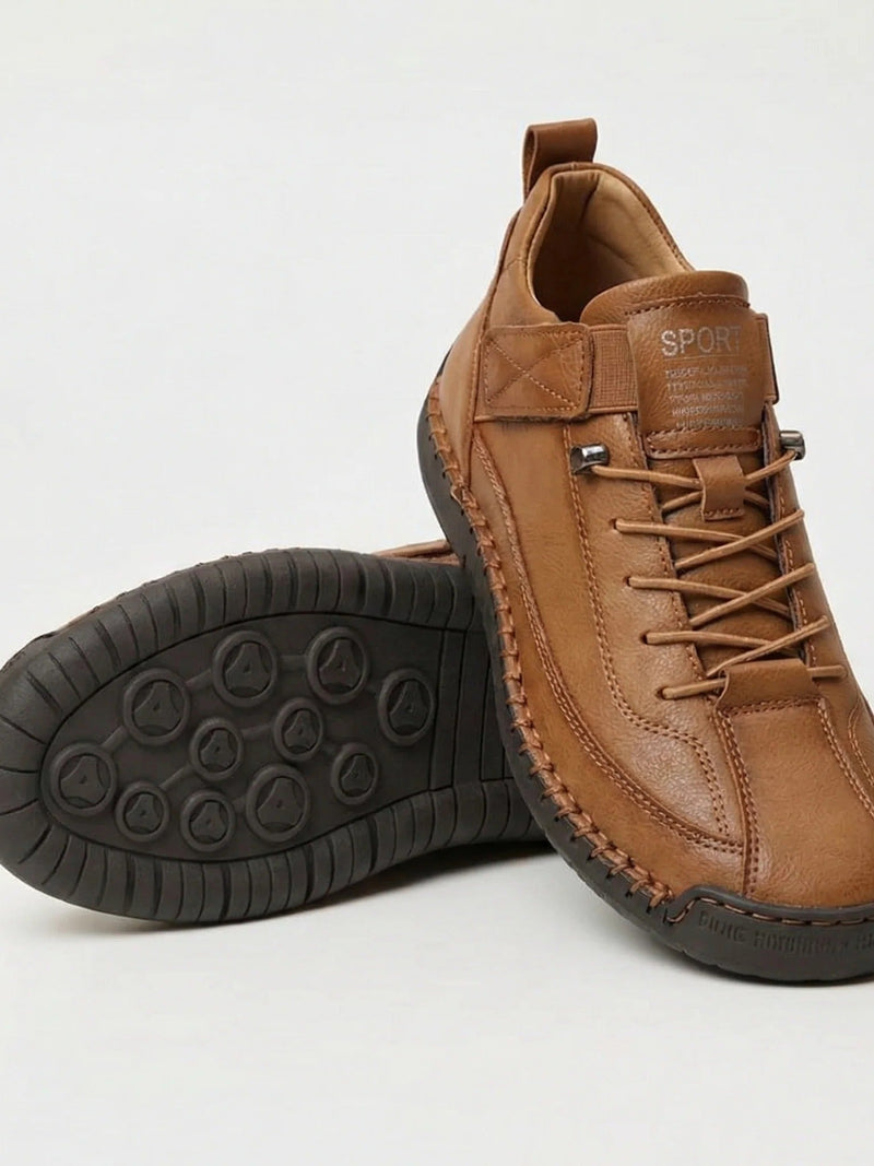 Bruine instapper met elastische veters, naast een schoen met donkerbruine zool met noppenprofiel 6