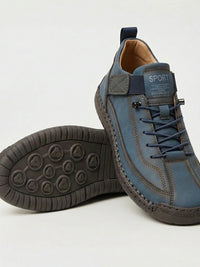 Blauwgrijze instapper met elastische veters, naast een schoen met donkere zool met noppenprofiel 8