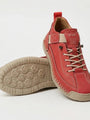 Rode instapper met beige elastische veters, naast een schoen met beige zool met noppenprofiel 10
