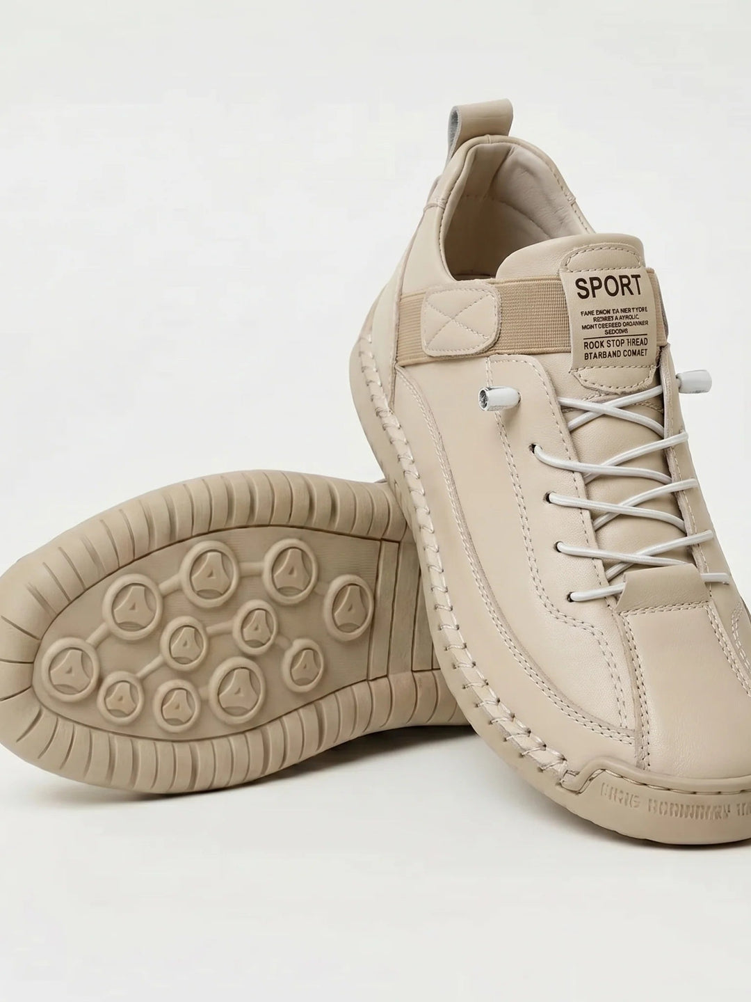 Beige instapper met witte elastische veters, naast een schoen met beige zool met noppenprofiel 12