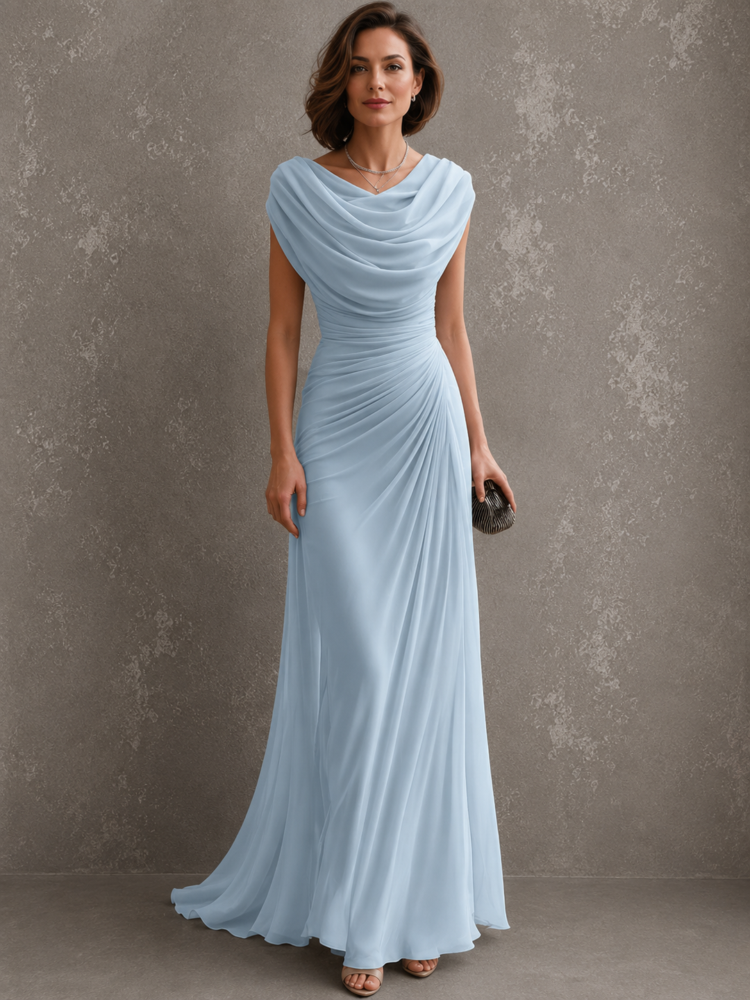 Model in dezelfde jurk in lichtblauw, vooraanzicht met watervalhals, geplooide taille en lange rok. 6