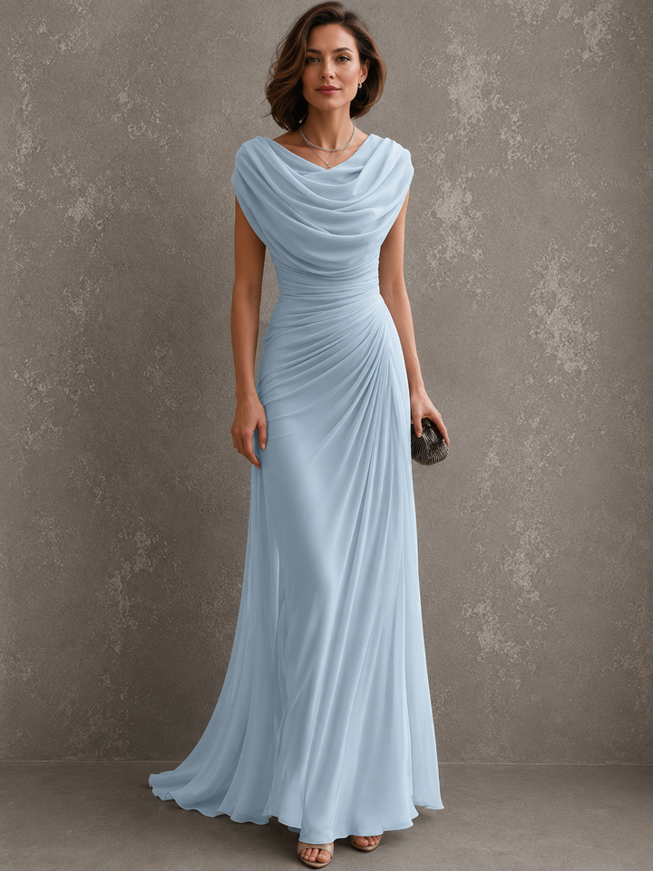 Model in dezelfde jurk in lichtblauw, vooraanzicht met watervalhals, geplooide taille en lange rok. 6