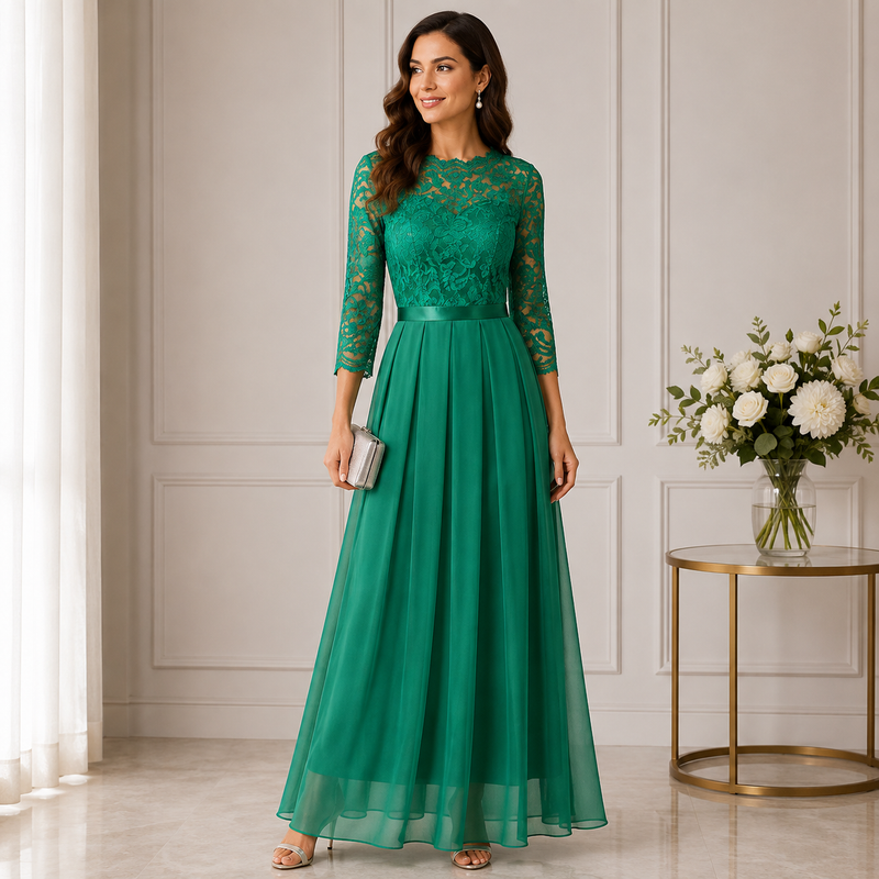 Model draagt de groene jurk met kanten bovenstuk, driekwartmouwen en wijd uitlopende rok, naast een vaas met witte bloemen 1