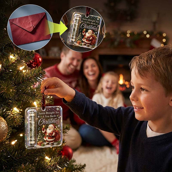 Jongen pakt de hanger van de kerstboom, met een pijl van een rode envelop naar de hanger en een lachend gezin erachter. 10