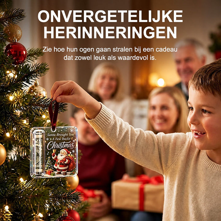 Jongen hangt de hanger met opgerold biljet aan een tak van de kerstboom terwijl de familie op de achtergrond kijkt. 5