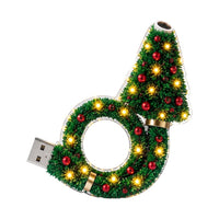 Groene kerstboomlamp met rode kralen, gouden bandjes en warme ledlampjes, met usb-stekker, vrijgesteld op een witte achtergrond. 1