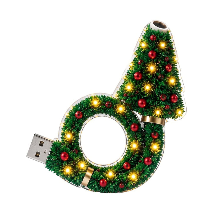 Groene kerstboomlamp met rode kralen, gouden bandjes en warme ledlampjes, met usb-stekker, vrijgesteld op een witte achtergrond. 1